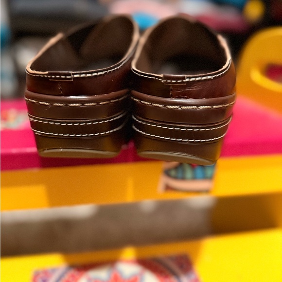 L'ATISTE Women's Brown Mules with Stitch Detail - Picture 6 of 7